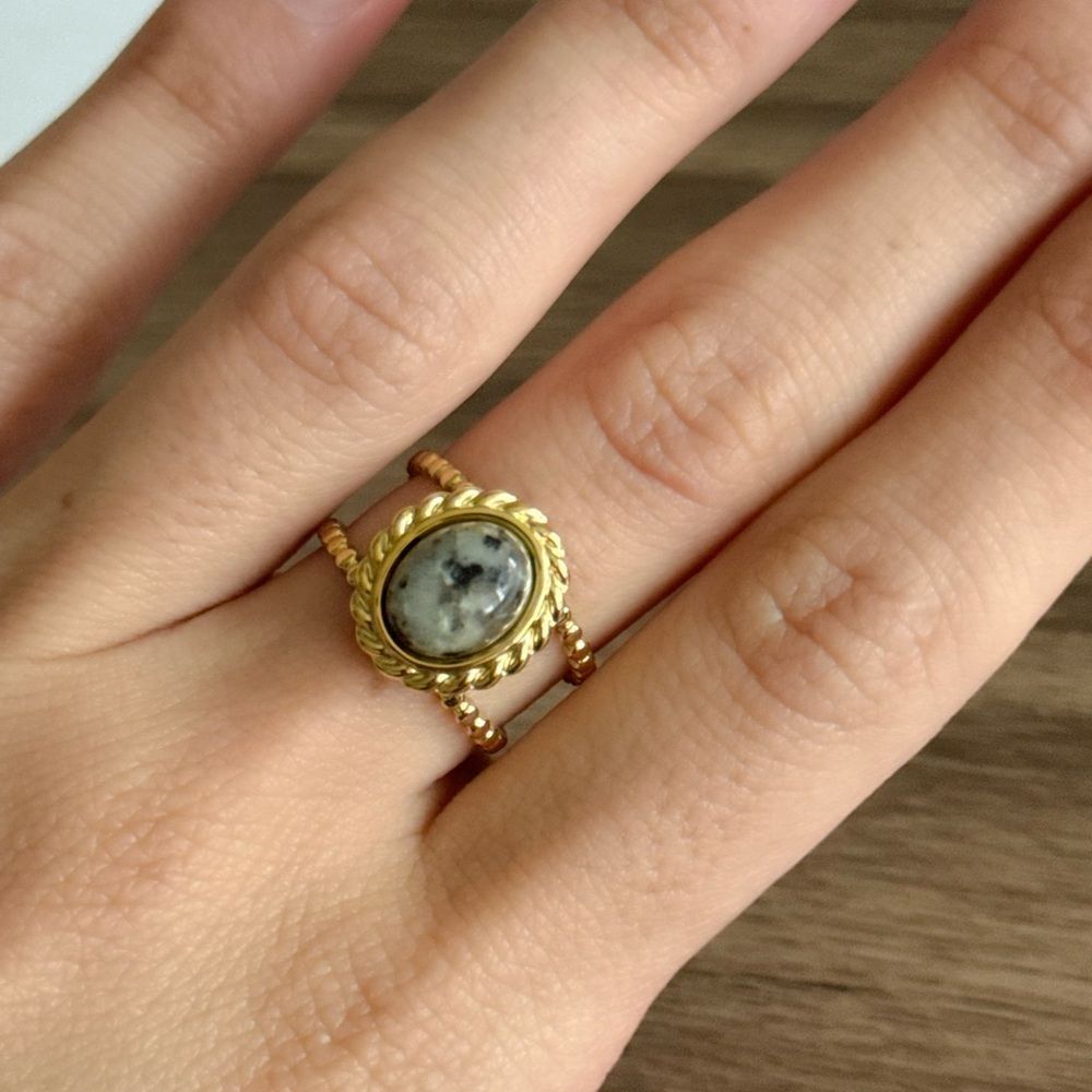 Gold and Black Stone Ring Q606 - Picture 5 of 6